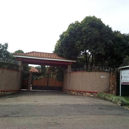 Rosemary Courts Bed And Breakfast Entebbe Exterior photo