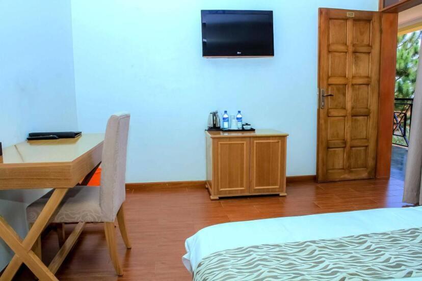Rosemary Courts Bed And Breakfast Entebbe Exterior photo