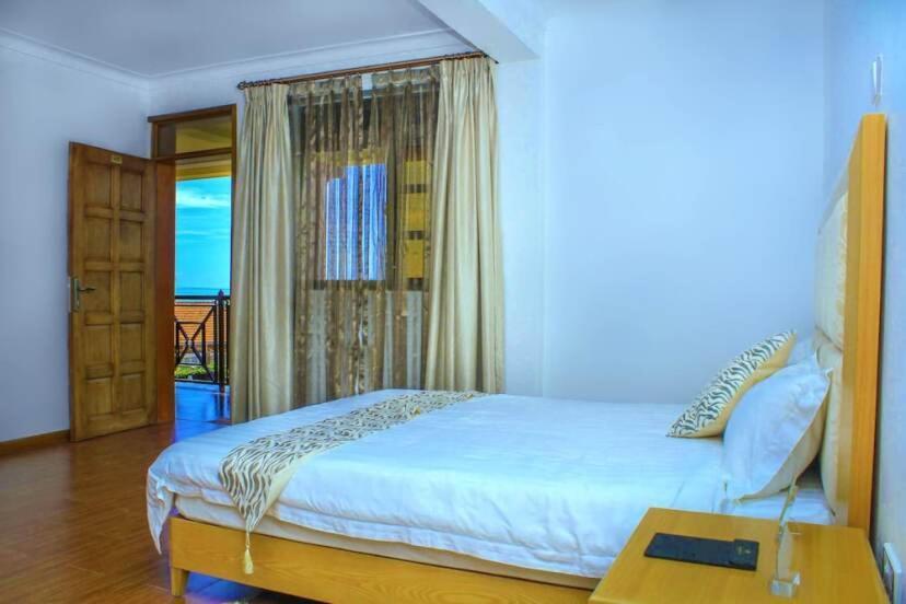 Rosemary Courts Bed And Breakfast Entebbe Exterior photo