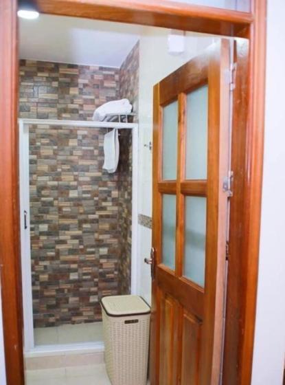Rosemary Courts Bed And Breakfast Entebbe Exterior photo